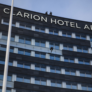 Por las alturas. Stordalen descendiendo por la fachada de su nuevo hotel Clarion Arlanda en Suecia, a 57 metros de altura.