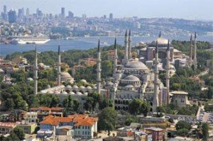 La-Mezquita-Azul-y-la-Basílica-de-Santa-Sofía-se-funden-en-esta-panorámica-de-Estambul