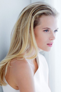 gabriella_wilde_se_une_a_las_chicas_estee_lauder_1644_335x